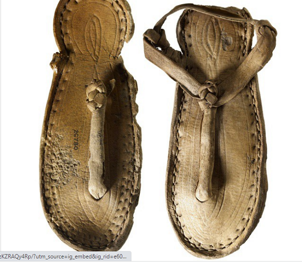 Đôi dép này có tuổi thọ hơn 3000 năm, thuộc về người Ai Cập. Mặc dù không còn nguyên vẹn song chúng khiến hậu thế ngưỡng mộ về khả năng sáng tạo, chỉn chu trong từng đường khâu.