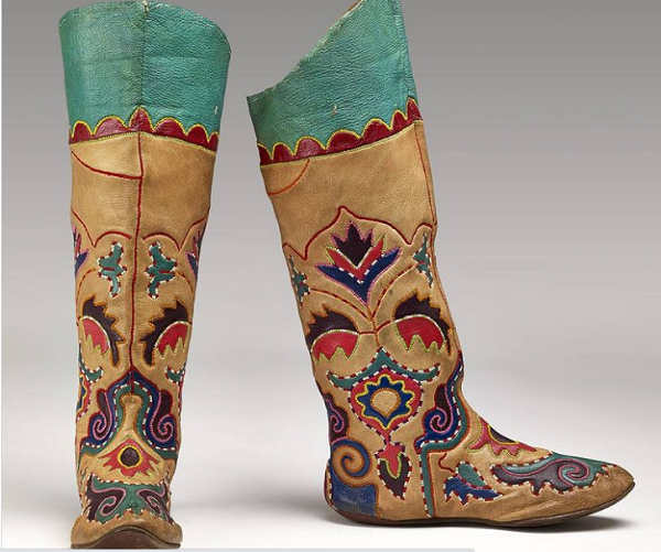 Tương tự, mẫu ichigi những năm 1990 này có thiết kế khá giống những đôi bốt thời thượng. Chúng được làm từ chất liệu da, đế mỏng, phù hợp cả nam và nữ Kazakhstan đi trong nhà.