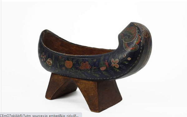 Namaksin là một loại guốc truyền thống của Hàn Quốc, làm bằng gỗ để di chuyển trong điều kiện thời tiết mưa, bùn đất. Có thể nói, namaksin được sử dụng như những đôi ủng hiện đại. Chất liệu lẫn kiểu dáng của namaksin cho thấy độ “sành mốt” của người xưa, khiến hậu thế mê mẩn.