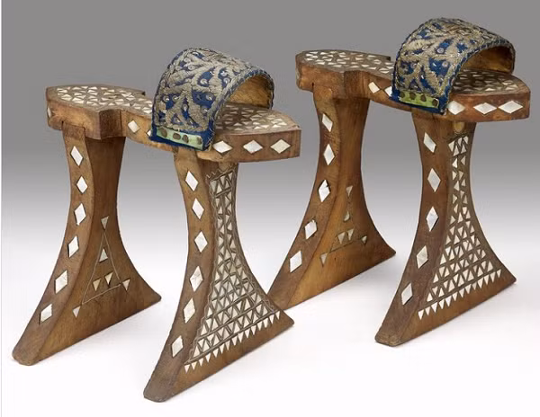 Qabqab là kiểu giày rất phổ biến tại Thổ Nhĩ Kỳ những năm 1800-1850. Qabqab được dùng trong nhà tắm, ngăn ngừa mối nguy trượt chân trên sàn ẩm ướt. Điều thú vị là cái tên qabqab được đặt theo âm thanh mà guốc tạo ra khi đi trên sàn đá cẩm thạch.