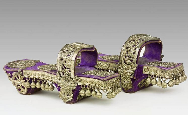 Đôi guốc cổ có chuông này thuộc về phụ nữ Armenia nhập cư đến Syria. Chúng là phụ kiện đi ở nhà phổ biến của chị em cuối thế kỷ 19.