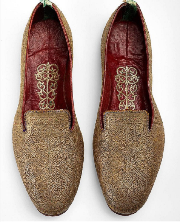 Đôi giày lười này được ra mắt những năm 1900-1930. Không chỉ có form dáng tiện dụng, đôi giày còn được thêu hoa văn tinh xảo bằng chỉ vàng.
