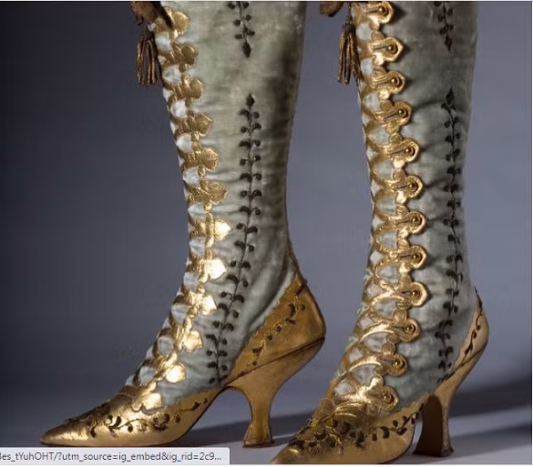 Đôi ủng cao gót là thiết kế phổ biến tại Đức, Thụy Điển cuối thế kỷ 19. Nhìn bề ngoài, kiểu dáng lẫn họa tiết trang trí của chúng không hề thua kém những đôi bốt sành điệu hiện nay.