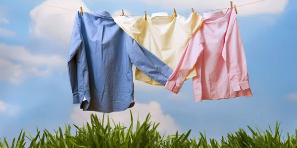 Để phơi quần áo nhanh khô, bạn nên trải chúng diện tích càng rộng càng tốt. Chú ý giữ túi và mũ luôn thông thoáng, sao cho gió có thể lưu thông dễ dàng vào những chi tiết này, góp phần rút ngắn thời gian phơi.