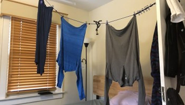 Ngoài ra, phơi ở cửa sổ dễ khiến quần áo bị ướt khi trời đổ mưa, sương phủ dày. Vị trí phơi quần áo tốt nhất là ngoài trời. Ngoài việc tận dụng ánh sáng giúp tiêu diệt vi khuẩn, gió còn có thể lấy đi hơi ẩm. Trường hợp phải phơi trong nhà, bạn nên treo chính giữa không gian, không nên treo quá nhiều để tránh tình trạng ngăn cản lưu thông không khí.