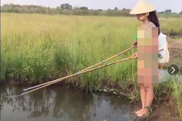 Cũng chọn bikini phô diễn cơ thể, cô gái này khiến người nhìn “hết hồn” khi chân không lội nước dùng kích điện bắt cá. Ngoài ăn mặc phản cảm, cách cô gái làm việc còn không đảm bảo an toàn, thiếu hiểu biết.