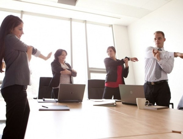 Đảm bảo mông được thoải mái. Chị em làm việc trong tư thế ngồi, chuyên gia khuyên nên đứng dậy vận động sau 45-60 phút ngồi liên tục. Điều này tạo điều kiện giúp máu lưu thông tốt hơn ở vùng mông.