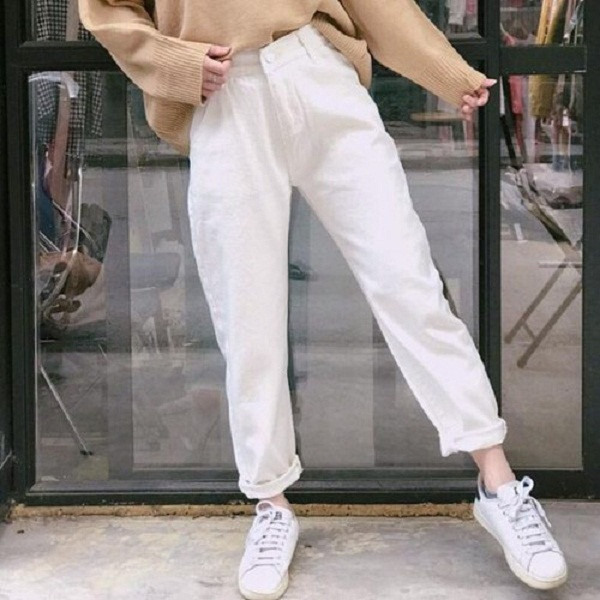 Để có lợi, bạn nên chọn trang phục rộng rãi. Chúng vừa giúp bạn thoải mái vận động, vừa cải thiện lưu thông máu, giảm sắc tố melanin tập trung. Quần áo rộng rãi cũng giúp cải thiện tình trạng nóng ẩm vùng kín. Nhờ vậy, chị em có thể ngăn ngừa nấm, vi khuẩn phát triển, giảm nguy cơ mắc các bệnh phụ khoa.