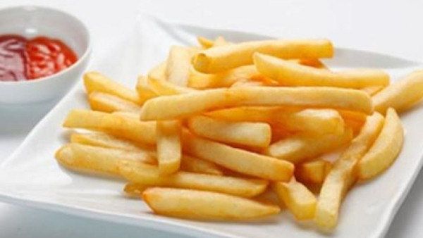 Thực tế, khoai tây chứa lượng tinh bột thấp hơn so với cơm. Vậy nhưng khoai tây được chiên dầu sẽ khiến lượng chất béo, calo bằng hoặc thậm chí cao hơn so với cơm. Ăn cùng lúc thực sự không phải ý tưởng hay.