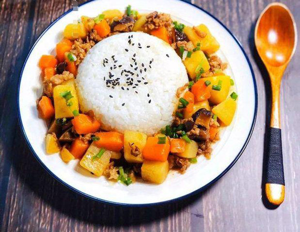 Khoai tây và cơm. Khoai tây và cơm là những thực phẩm quen thuộc, cung cấp dinh dưỡng thiết yếu hàng ngày. Vậy nhưng, bạn không nên ăn chúng cùng lúc.