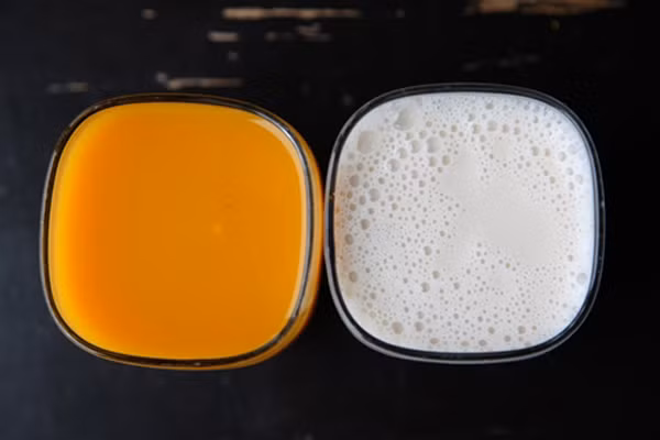 Chuyên gia sức khỏe khuyên nếu muốn ăn cam và sữa, bạn nên thưởng thức cách nhau khoảng 2 tiếng. Thời gian cách nhau cho phép dạ dày nghỉ ngơi. Khi hệ tiêu hóa làm việc hết với sữa, bạn có thể ăn cam mà không cần lo đến những ảnh hưởng xấu xảy ra.