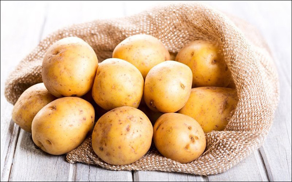 Nguyên nhân bởi thành phần chính của cơm là tinh bột. Trong khi đó, khoai tây cũng chứa lượng lớn tinh bột. Ăn cùng lúc khiến cơ thể nạp lượng lớn tinh bột, gây dư thừa calo.