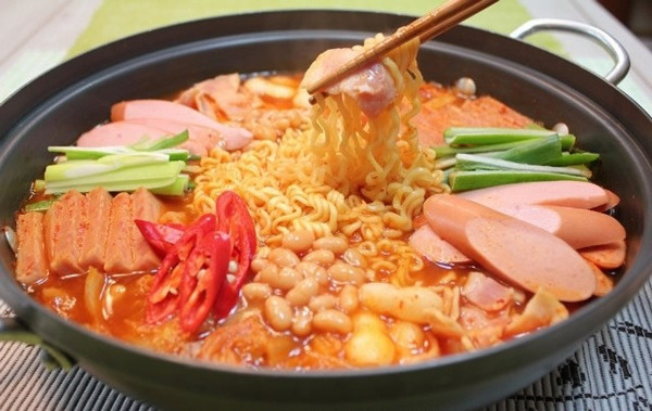 Xúc xích với mì gói. Xúc xích và mì gói là bữa ăn nhanh khá phổ biến của nhiều người. Vậy nhưng cách kết hợp này có thể khiến thận quá tải vì nạp nhiều muối. Phân tích một chiếc xúc xích nặng 50g phổ biến trên thị trường, các nhà khoa học đo lường có 400-500mg natri. Trong khi đó, một gói mì ăn liền có thể chứa 2000-3000mg natri.