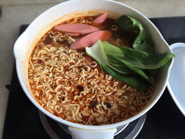 Sách Hướng dẫn về chế độ ăn khuyến nghị người lớn khỏe mạnh chỉ nên tiêu thụ dưới 5g muối mỗi ngày. Ước tính, 1g muỗi ≈ 400mg natri. Nếu ăn mì gói và xúc xích, điều này đồng nghĩa với việc bạn đang tiêu thụ lượng muối của 2 ngày chỉ trong 1 bữa.