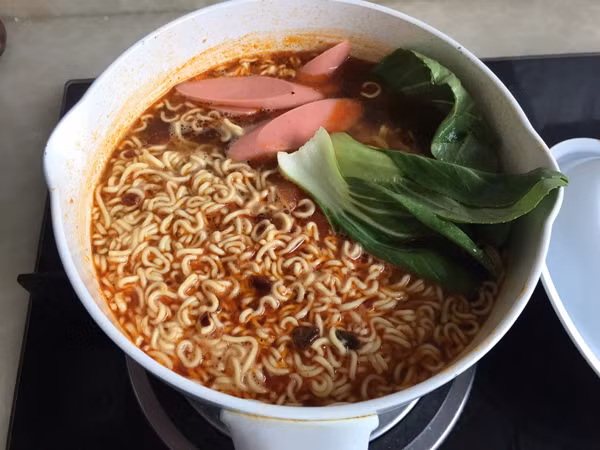 Sách Hướng dẫn về chế độ ăn khuyến nghị người lớn khỏe mạnh chỉ nên tiêu thụ dưới 5g muối mỗi ngày. Ước tính, 1g muỗi ≈ 400mg natri. Nếu ăn mì gói và xúc xích, điều này đồng nghĩa với việc bạn đang tiêu thụ lượng muối của 2 ngày chỉ trong 1 bữa.