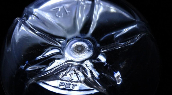 Mặt khác, tạo hình bông hoa năm cánh lồi thậm chí tốn nhiều nguyên liệu hơn so với cách tạo chai đáy phẳng. Có thể nói, thiết kế không giúp tiết kiệm chi phí, đôi khi còn đắt đỏ hơn.