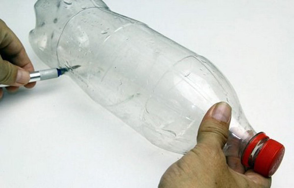 Thực tế, thiết kế đáy chai hình bông hoa năm cánh nhô cao hầu hết dành cho đồ uống có ga. Nguyên nhân bởi quá trình di chuyển sẽ thúc đẩy quá trình phân hủy axit cacbonic, tạo ra lượng lớn bọt khí.