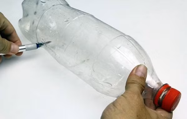 Thực tế, thiết kế đáy chai hình bông hoa năm cánh nhô cao hầu hết dành cho đồ uống có ga. Nguyên nhân bởi quá trình di chuyển sẽ thúc đẩy quá trình phân hủy axit cacbonic, tạo ra lượng lớn bọt khí.