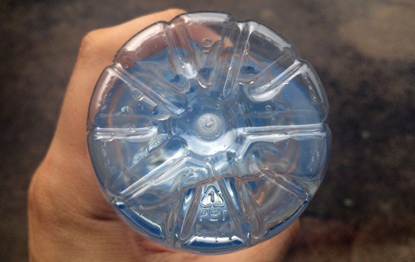 Một số người cho rằng, thiết kế đáy chai hình bông hoa để tăng tính thẩm mỹ cho bao bì đồ uống, thu hút sự chú ý của người dùng. Tuy nhiên, đây không phải là ý định ban đầu của thiết kế.