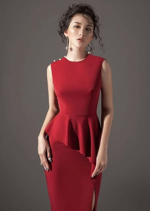 Mặc váy Peplum. Váy peplum rất được ưa thích nhờ khả năng che khuyết điểm và tôn dáng. Phần bèo dưới eo không chỉ tạo điểm nhấn, khiến trang phục thanh lịch mà còn giúp che bụng ngấn mỡ. Lưu ý, bạn gái nên mặc riêng váy peplum. Việc khoác thêm trang phục bên ngoài rất dễ gây rối mắt. (Ảnh minh họa).