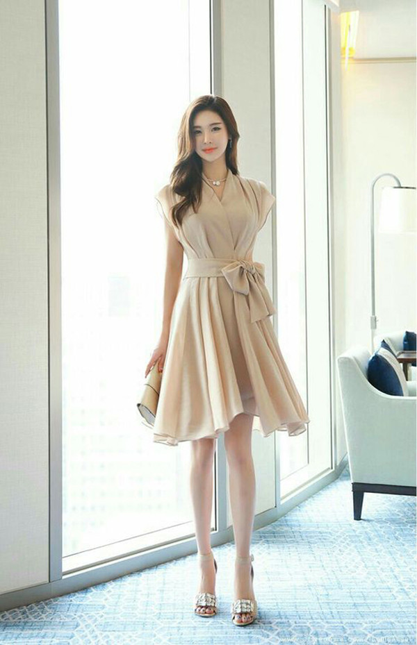 Tận dụng váy có đai. Váy có đai vùng eo phù hợp với những chị em sở hữu vòng 2 vừa phải. Thiết kế đơn giản, nữ tính giúp định hình vòng eo. Khi thắt, bạn nên điều chỉnh ôm sát hoặc nới lỏng để dễ dàng vận động. (Ảnh: Ngoisao.net)