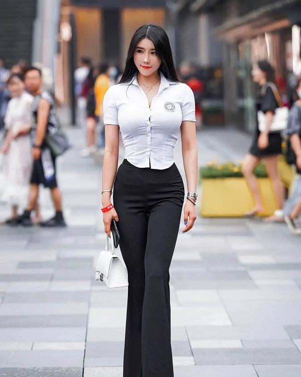 Mặc bộ đồ kín đáo song Liu Tai Yang khiến người nhìn cảm thấy “ná thở” khi o bế gò bồng đảo.