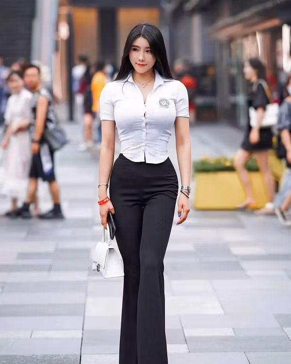 Mặc bộ đồ kín đáo song Liu Tai Yang khiến người nhìn cảm thấy “ná thở” khi o bế gò bồng đảo.