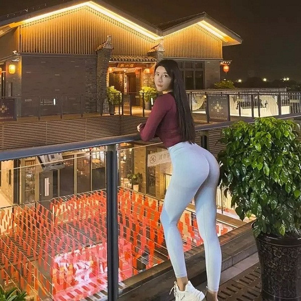 Thân hình đẹp như tạc, không cần lạm dụng váy áo hở bạo, Liu Tai Yang vẫn vô cùng sexy, khí chất.