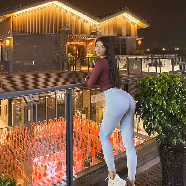 Thân hình đẹp như tạc, không cần lạm dụng váy áo hở bạo, Liu Tai Yang vẫn vô cùng sexy, khí chất.