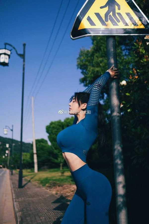 Nổi tiếng với áo sơ mi song đây lại không phải outfit yêu thích của cô nàng. Chia sẻ về gu thời trang, Liu Tai Yang cho biết bản thân thích nhất những bộ đồ thể thao. Chúng được làm từ chất liệu co giãn, vừa có khả năng tôn đường cong cơ thể vừa thoải mái khi vận động.