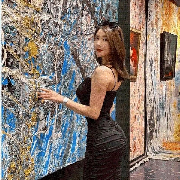 Thi thoảng, cô làm mới vẻ ngoài với váy cắt xẻ, bó sát với khoảng hở tinh tế. Những bộ đồ cô mặc giúp che khéo những nét thô, khiến tổng thể hài hòa hơn.