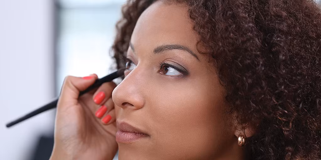 Để tránh nhiễm bẩn, tốt nhất hãy vứt bỏ đồ trang điểm đã hết hạn sử dụng; không sử dụng đồ trang điểm nếu chúng có dấu hiệu nứt vỡ. Không dùng chung đồ trang điểm với người khác. Đặc biệt, không nên tùy ý trải nghiệm những mẫu thử mỹ phẩm được bày ở các gian hàng.