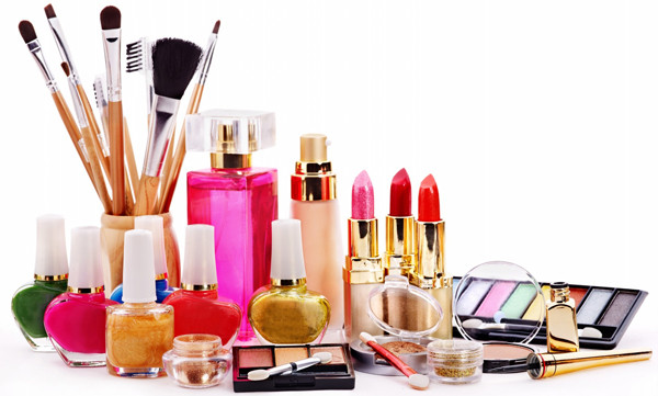 Cụ thể, các nhà khoa học tìm thấy Escherichia coli và Staphylococcus trong bút kẻ mắt và mascara đã qua sử dụng. Những vi khuẩn này có thể gây kích ứng và viêm kết mạc (mắt đỏ). Trường hợp nhẹ, vi khuẩn gây triệu chứng ngứa, chảy nước mắt; trường hợp nặng, viêm kết mạc có thể dẫn đến mù lòa. Đáng lưu ý, vi khuẩn gây viêm kết mạc có thể lây lan sang các bộ phận khác của cơ thể, gây nhiễm trùng thứ cấp nghiêm trọng.