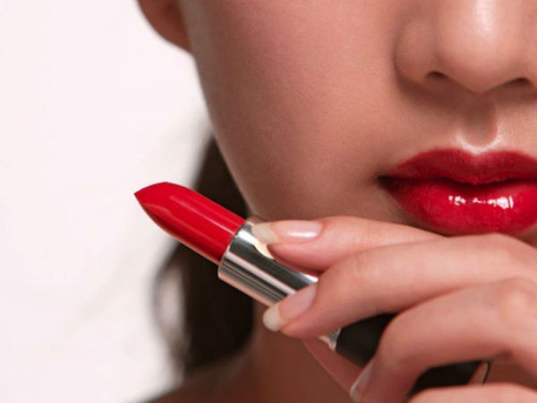 Các mẫu son môi, son dưỡng cũng chứa tụ cầu và nhiều loại vi khuẩn sống trong phân. Những vi khuẩn này gây tấy đỏ, viêm môi. Nếu nhẹ, có thể điều trị bằng thuốc kháng sinh hoặc kem kháng khuẩn. Nguy hiểm hơn, vi khuẩn có thể thâm nhập vào máu hoặc các mô sâu trong cơ thể, gây nên những biến chứng nguy hiểm.