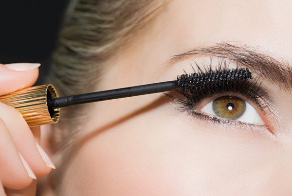 Với mascara, bạn khó có thể làm sạch vi khuẩn bám trên chúng. Vì vậy, chị em nên thay mới mascara định kỳ mỗi tháng hoặc sử dụng mascara dùng một lần.