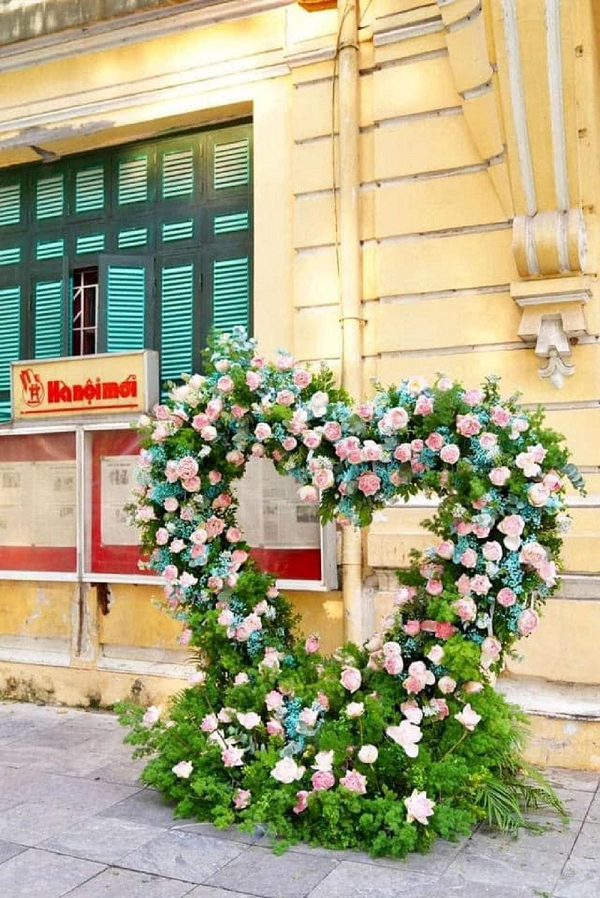 Hơn 10 vòng hoa lớn kết hình trái tim được đặt tại nhiều con phố và địa điểm nổi tiếng khu vực trung tâm thủ đô như: Nhà hát thành phố, bưu điện thành phố, tháp Hòa Phong, tháp Bút, cầu Thê Húc, tượng đài Lý Thái Tổ…