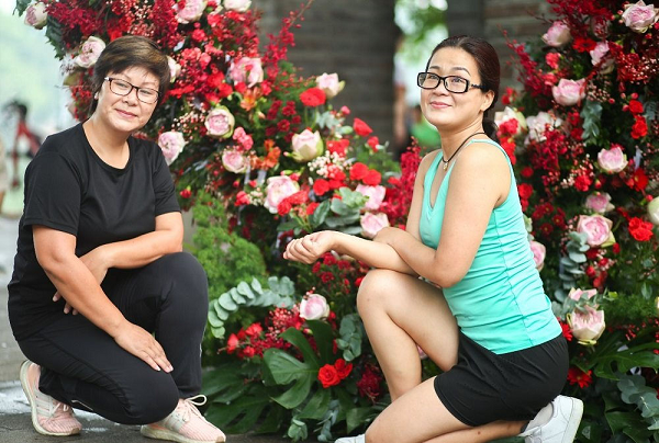 Theo khảo sát của phóng viên, do thời tiết Hà Nội nắng nóng cao độ nên trái tim hoa tới trưa sẽ bị ảnh hưởng tới độ tươi đẹp và chất lượng. Do vậy, người dân và du khách muốn check in nên đi vào sáng sớm mỗi ngày.