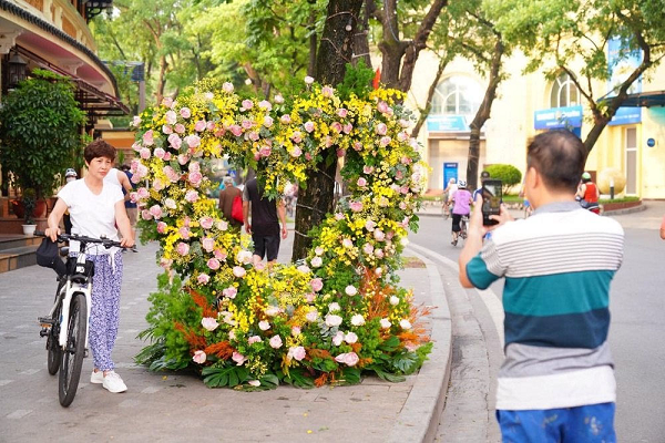 Mỗi bông hoa như một lời nhắc: "Đã bao lâu chúng ta chưa nói những lời yêu thương?"