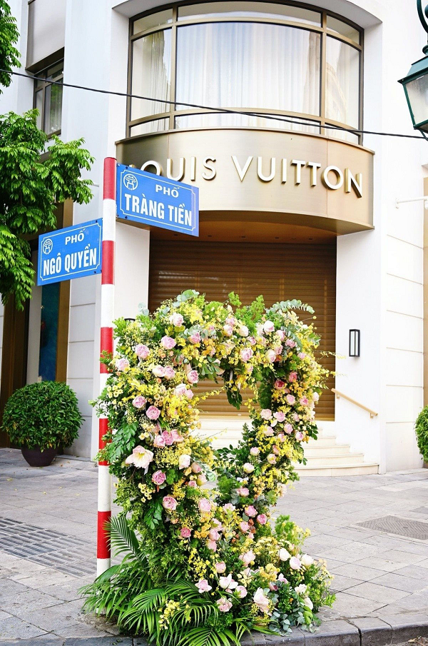 Đại diện Tập đoàn Ecopark - đơn vị thực hiện cho hay, hoạt động trang trí này nhằm chào đón mùa Vu Lan nữa đã về.