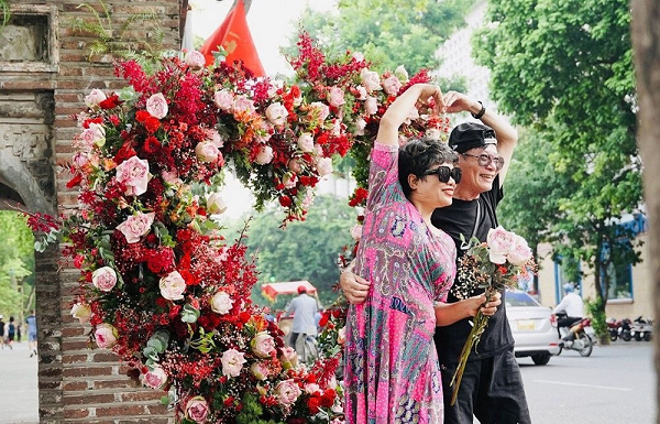 Từ sáng sớm, nhiều đoàn khách và các nhóm bạn trẻ đã tham quan, chụp ảnh tại các vòng hoa đặt quanh hồ Gươm.