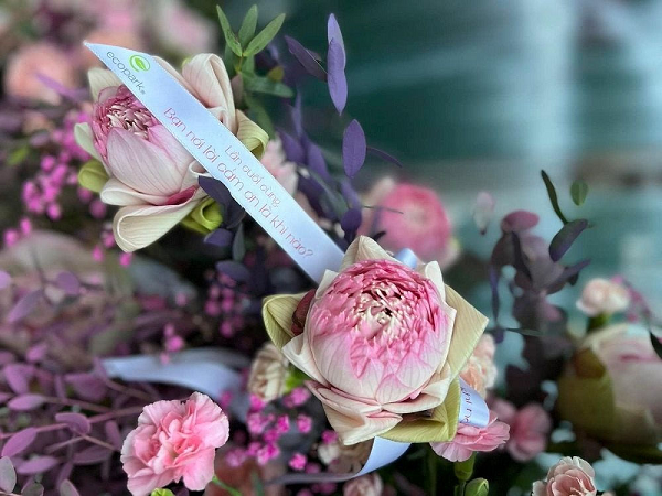 Không chỉ lan tỏa tình yêu gia đình, lòng thành kính với cha mẹ, sự xuất hiện của những trái tim bằng hoa còn khiến nhiều người cảm thấy yêu Tổ quốc, biết ơn những người đã hy sinh cho hòa bình nước nhà.