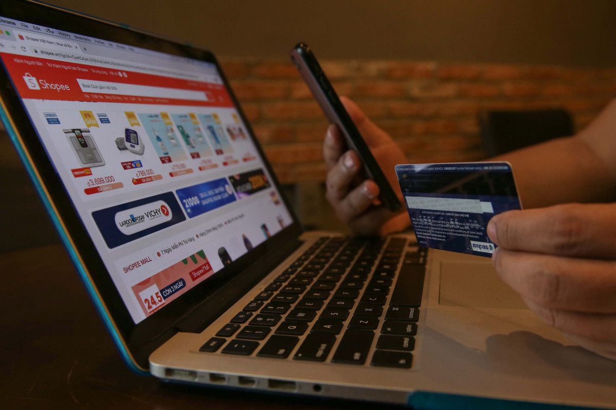 Công an thành phố điều tra và phát hiện đường dây mua bán, trao đổi trái phép thông tin tài khoản ngân hàng. Nam, 30 tuổi, trú tại Đà Nẵng là nghi phạm đầu tiên bị tạm giữ. Nhiều nhân viên của 13 ngân hàng thương mại cổ phần ở một số địa phương bị triệu tập. Khi có khách liên hệ mua thông tin tài khoản ngân hàng (chủ tài khoản, số CCCD hoặc CMND, địa chỉ, số điện thoại internet banking...), Nam liên hệ các đầu mối trên mạng và một số nhân viên ngân hàng để tra soát, thu thập thông tin. Tùy từng ngân hàng, Nam trả tiền cho người cung cấp giá từ 200.000 đồng đến 1,9 triệu đồng/tài khoản, hưởng chênh lệch khi bán từ 300.000 đồng đến 2,2 triệu đồng. Nam thừa nhận đã trao đổi, mua bán thông tin hơn 200 tài khoản và thu lợi bất chính hơn 400 triệu đồng. (Ảnh minh họa, nguồn Internet)