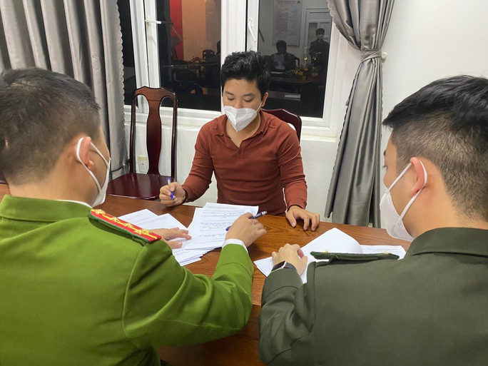 Hàng tỷ dữ liệu cá nhân, tổ chức bị mua bán trên mạng: Tháng 1/2022, Công an tỉnh Thừa Thiên Huế triệt phá đường dây mua bán dữ liệu cá nhân trái phép có quy mô liên tỉnh và lớn nhất tại địa phương, khởi tố 5 đối tượng về tội “Đưa hoặc sử dụng trái phép thông tin mạng máy tính, mạng viễn thông”.