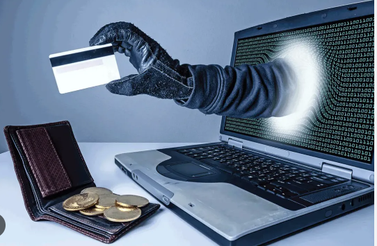 Nhóm đối tượng thứ hai hoạt động thu thập, mua bán dữ liệu thông tin cá nhân, gồm: Số điện thoại, vị trí địa chỉ truy cập... của người sử dụng mạng 3G, 4G truy cập vào địa chỉ website bất kỳ, theo nhu cầu đặt hàng của khách hàng. Các đối tượng sử dụng đã dùng phần mềm có khả năng ghi nhận, thu thập các thông tin cá nhân người khác trên tài khoản facebook, google, điện thoại di động... rồi sử dụng mạng xã hội để quảng bá, lôi kéo các tài khoản mới tham gia nhóm kín và thỏa thuận mua bán các thông tin cá nhân. Công an xác định nhóm này có hơn 10.000 thành viên tham gia, từ tháng 3/2021 đến tháng 8/2022, nhóm này đã thu thập và bán hơn 400.000 dữ liệu thông tin cá nhân, hưởng lợi hơn 1 tỷ đồng. (Ảnh minh họa, nguồn Internet)