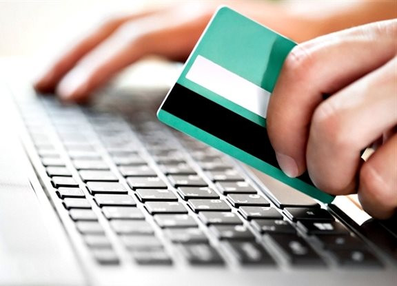 Công an xác định các đối tượng này đã xây dựng phần mềm có khả năng ghi nhận, thu thập các thông tin cá nhân người khác trên tài khoản Facebook, Zalo, Google... và lưu trữ vào máy tính hoạt động như một máy chủ ảo, cho phép truy cập từ xa. Sau đó, các đối tượng tạo tài khoản đăng nhập và mật khẩu cho truy cập, tra cứu, trích xuất dữ liệu và bán cho khách hàng có nhu cầu. Từ tháng 3 đến tháng 5/2022, các đối tượng đã thu thập thông tin của hơn 2,3 triệu cá nhân, trong đó có nhiều dữ liệu liên quan đến bí mật cá nhân, như nghề nghiệp, tiền sử bệnh lý, số điện thoại, email,... và bán nhiều lần, thu lời bất chính khoảng 600 triệu đồng và chia nhau theo tỷ lệ 50/50. (Ảnh minh họa, nguồn Internet)