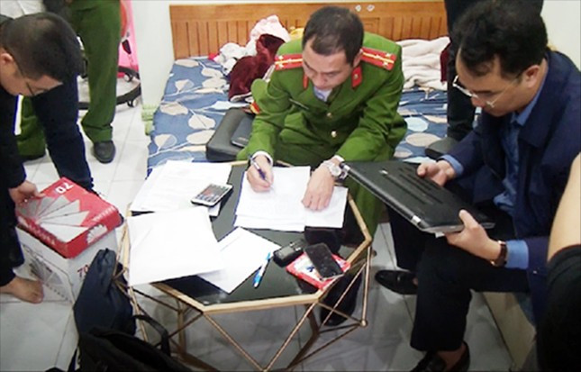 Một vụ việc tương tự, giữa năm 2021, Cục An ninh mạng và Phòng, chống tội phạm sử dụng công nghệ cao phối hợp với Văn phòng Cơ quan CSĐT - Bộ Công an triệt phá đường dây mua bán, sử dụng, trái phép dữ liệu cá nhân lớn nhất từ trước tới nay xảy ra tại Hà Nội, TPHCM và một số tỉnh thành. Kết quả điều tra cho thấy, các đối tượng đã thu thập, chiếm đoạt, mua trái phép gần 1.300GB dữ liệu, chứa hàng tỷ thông tin khách hàng trong ngành điện lực, giáo dục, ngân hàng, đăng ký kinh doanh, bảo hiểm, hộ khẩu, dữ liệu viễn thông, thuê bao điện thoại, bất động sản... để rao bán. Điều đáng nói, các đối tượng còn cam kết tính chính xác và có khả năng cập nhật dữ liệu, trích xuất dữ liệu theo yêu cầu người mua.