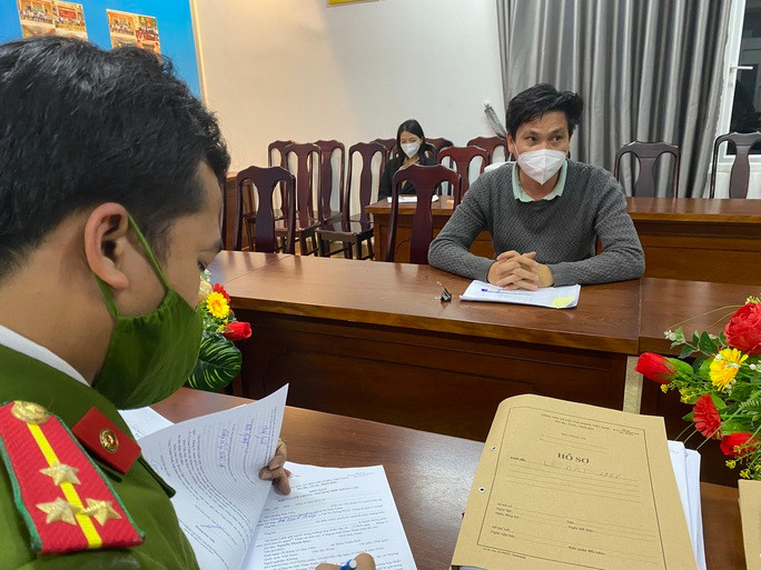 Trước đó, Phòng An ninh mạng và Phòng chống tội phạm sử dụng công nghệ cao, Công an tỉnh Thừa Thiên Huế phát hiện nhóm “mua bán data mới 2020” trên Facebook có khoảng 300 thành viên, hoạt động mua bán, trao đổi dữ liệu thông tin cá nhân trái phép với giá 1.000 đồng/thông tin. Các đối tượng thường trao đổi thông tin qua Zalo, Messenger và chuyển tiền qua các tài khoản ngân hàng. Kết quả điều tra xác định, nhóm này đã mua, bán khoảng 6,2 triệu thông tin dữ liệu cá nhân trên toàn quốc, thu lời bất chính 2,3 tỷ đồng.