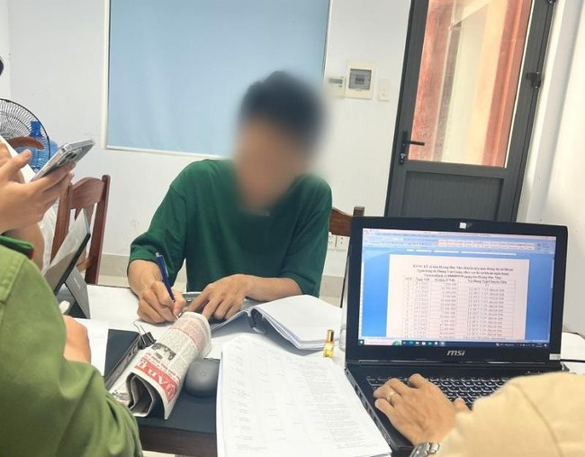  Nhân viên 13 ngân hàng bị điều tra bán thông tin tài khoản của khách: Ngày 20/6, Phòng An ninh mạng và phòng chống tội phạm sử dụng công nghệ cao, Công an Đà Nẵng cho biết đã khởi tố vụ án Thu thập, tàng trữ, trao đổi, mua bán, công khai hóa trái phép thông tin về tài khoản ngân hàng, theo Điều 291 Bộ luật Hình sự. Vụ án khởi nguồn từ việc tại Đà Nẵng xuất hiện một nhóm người đăng trên Facebook, Telegram, Zalo các bài viết làm dịch vụ "tra soát thông tin cá nhân của khách hàng tại 22 hệ thống ngân hàng trên toàn quốc".