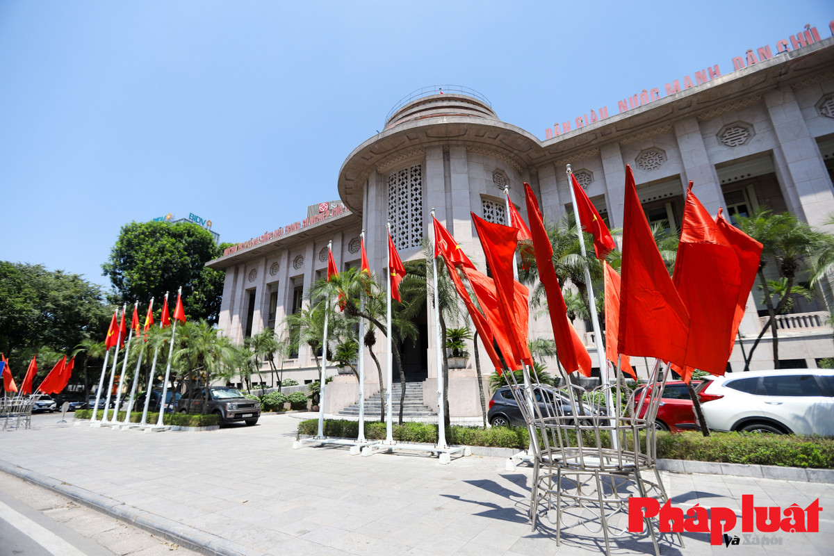 Cờ hoa trang trí phía trước Ngân hàng Nhà nước Việt Nam. (Ảnh Pháp luật Xã hội)