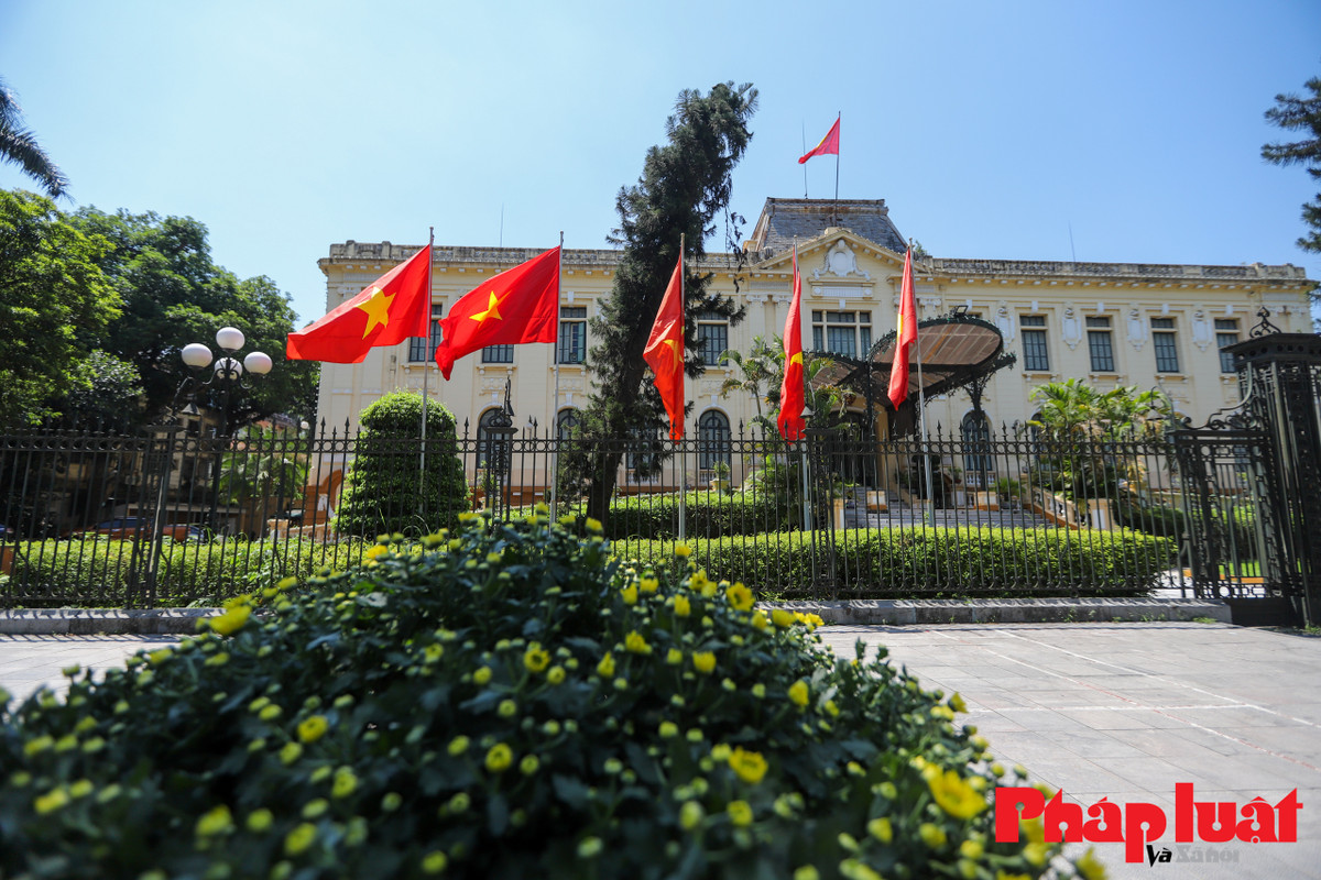 Cờ Tổ quốc tung bay ở toà nhà Bắc Bộ Phủ trên phố Ngô Quyền. (Ảnh Pháp luật Xã hội)